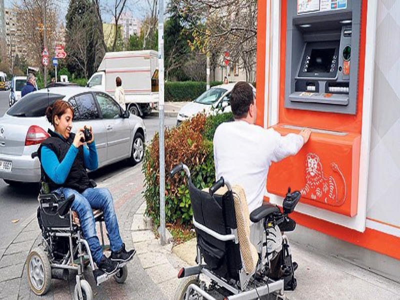 Cassazione e barriere architettoniche: “I bancomat devono essere accessibili al disabile” altrimenti lo discrimina